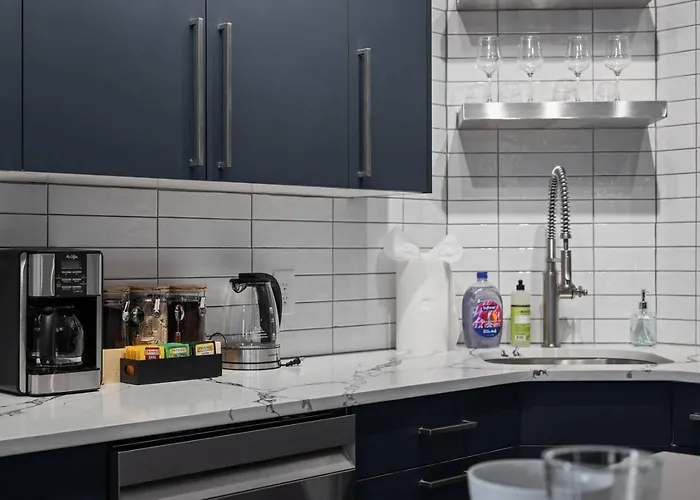 Apartment Pfr - Highland, 3br 2ba Shadyside Condo, 2 King Beds, 3rd Floor Walkup *